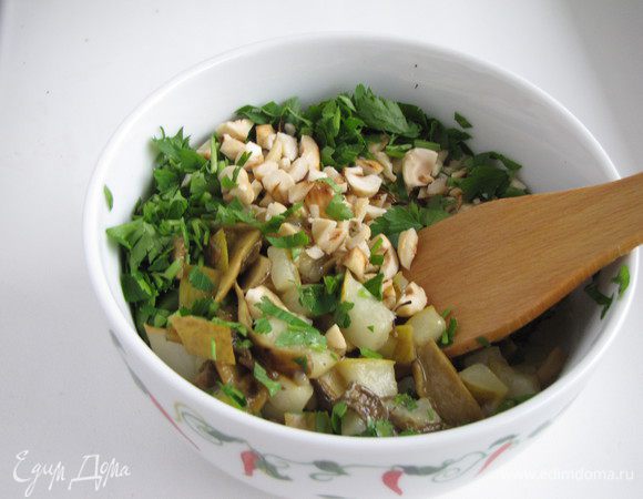 Всыпать мелко рубленную петрушку и фундук, приправить солью и перцем. Перемешать.