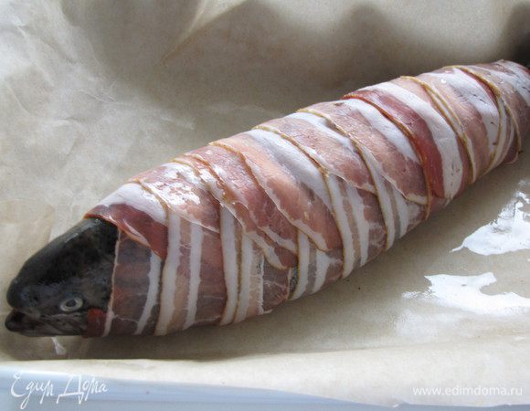 Выложить рыбку на противень, застеленный пергаментом. Запекать в духовке с конвекцией при 180 град. около 20 минут или больше в зависимости от размера рыбки. По рецепту рыбку нужно было предварительно обжарить на сковороде, но я этого не делала.