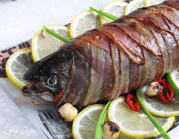 Готовую форель выложить на тарелку или блюдо, вместо глаз вложить горошины перца, украсить по своему желанию и подавать. Рыба прекрасно режется ножом  на аккуратные кружки. Вкусна и на следующий день в холодном виде. Приятного аппетита!
