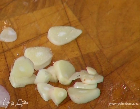 Чеснок почистить и порезать пластинками.