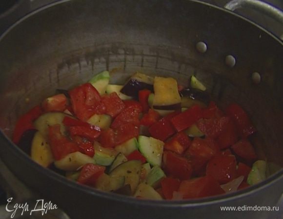 Добавить помидоры и сладкий перец, накрыть кастрюлю крышкой и тушить на небольшом огне 40 минут.