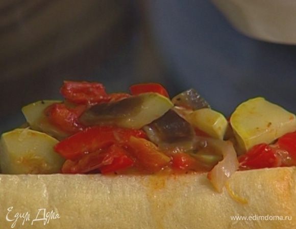 Посыпать овощи смесью перца и кориандром и тушить еще около 20 минут до готовности.