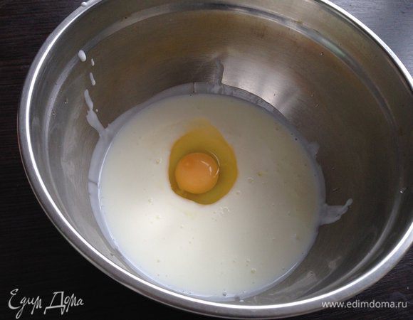 В отдельной миске взбить кефир с яйцом. 