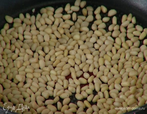 Все кедровые орехи обжарить на сухой сковороде.
