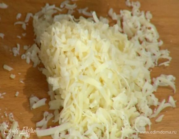 Сыр натереть на мелкой терке.