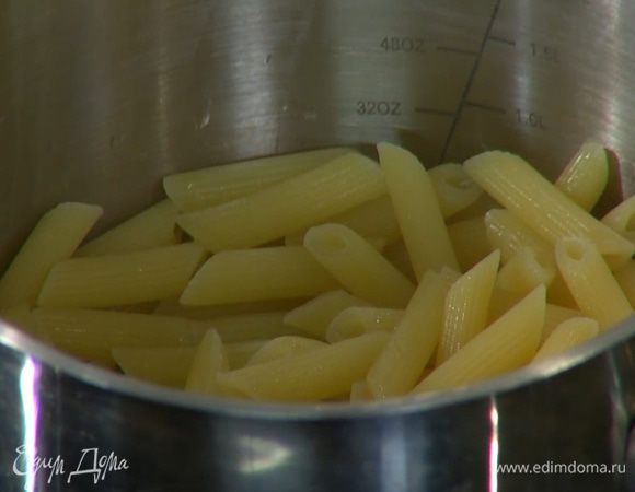 Макароны отварить в подсоленной воде согласно инструкции на упаковке, затем воду слить и сохранить.