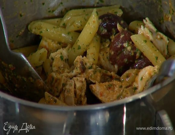К горячим макаронам добавить куриную грудку, оливки, 2 ст. ложки соуса, влить немного воды, в которой варились макароны и все перемешать.
