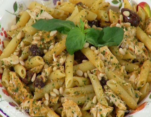 Переложить макароны с курицей и соусом на блюдо, посыпать оставшимися орехами, сбрызнуть оливковым маслом и украсить базиликом.