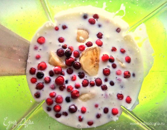 Залить вместе с кефиром в чашу блендера.