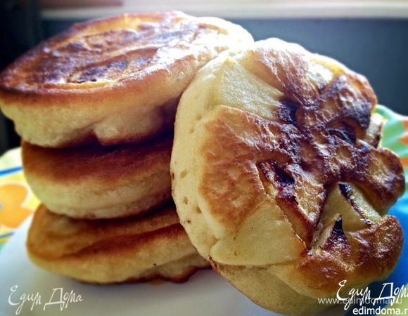  И нежнейшие оладушки на кефире с яблоками от Али(Апрель).
Они безумно вкусные!)))
http://www.edimdoma.ru/retsepty/73691-oladushki-na-kefire-s-yablokami