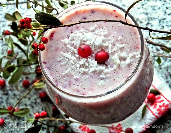 Украшаем стружкой кокоса и ягодками.