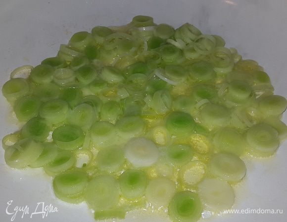 Картофель отвариваем в мундире. Лук-порей обжариваем на смеси оливкового и сливочного масла.