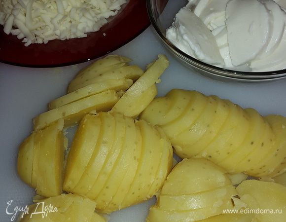 Картофель и моцареллу режем дольками, сыр натираем на крупной терке.