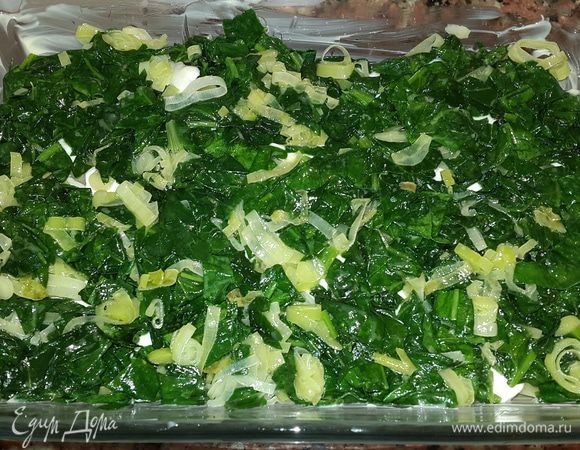 Затем равномерно выкладываем шпинат с луком.
