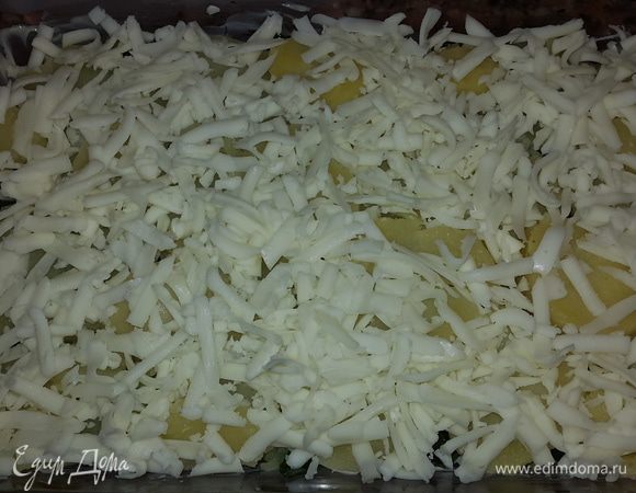 Далее выкладываем оставшийся картофель, солим и посыпаем тертым сыром.