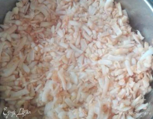 Очистите яблоки от шкурки и семечек. Для измельчения я использовала кухонный комбайн, но можно использовать и обычную терку.