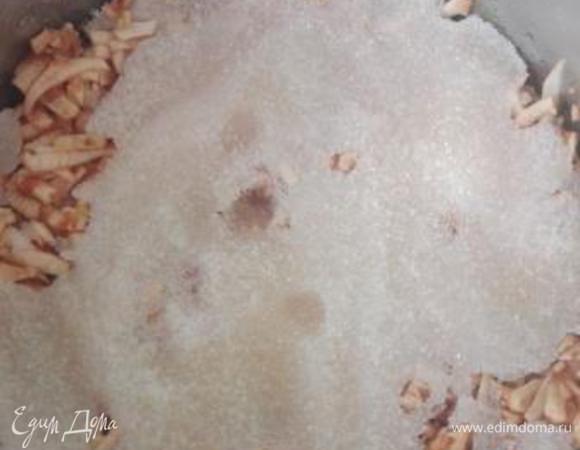 На утро поставьте заготовку на огонь и доведите до кипения, варите 5–10 минут. Важно помешивать деревянной лопаткой, чтобы не пригорело. Остудите.