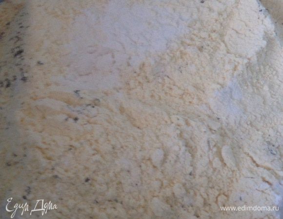 Просеять муку с разрыхлителем, добавить базилик (свежий мелко нарезать, сушеный растереть пальцами) и смешать с томатно-масляной смесью. Замесить тесто.