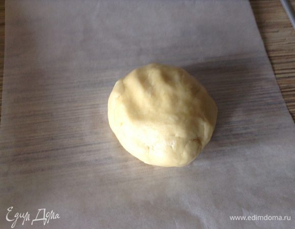 Тесто я всегда готовлю по одному рецепту и с помощью блендера: складываю холодное масло и муку и пробиваю в крошку, добавляю яйцо (если крупное, то желток), соль, сахар, холодную воду, еще минута в блендере и шар теста готов.