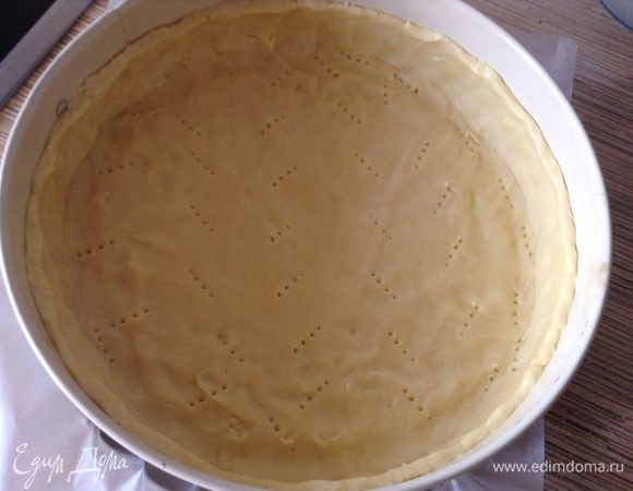 Выкладываю в форму с помощью пергамента (26см), распределяю, накалываю часто вилкой и только потом отправляю на 15 минут в морозилку, это нужно, чтобы края не осели при выпечке. 