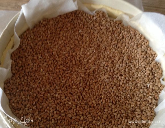 Достаю заготовку, укладываю пергамент и груз. Выпекаю 15 минут при 200С  с грузом и 10 минут при 180С без груза.