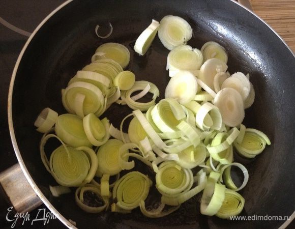 Снять бекон, выложить туда лук (порей можно заменить обычным), тушить до мягкости.