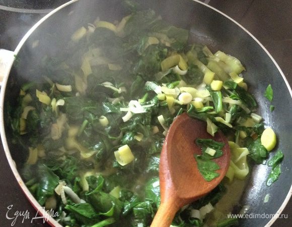 Добавить шпинат, тушить 2-3 минуты, откинуть на дуршлаг, чтобы убрать лишнюю жидкость.