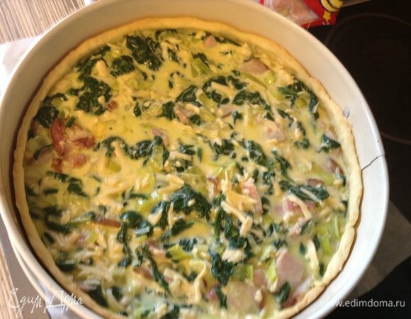 Выложить начинку в форму, добавить заливку, выпекать 30-35 минут при 180С.