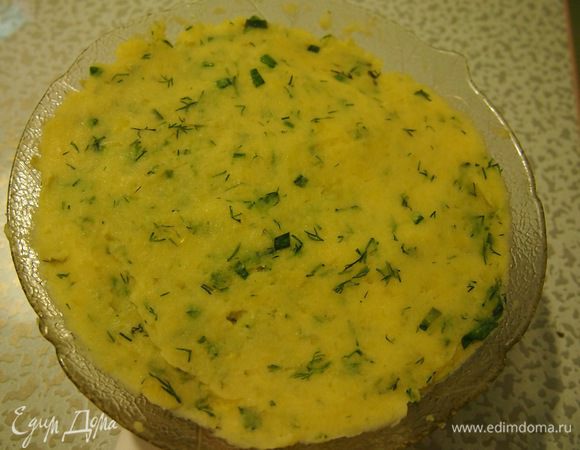 Отварить картофель, очистить, размять вилкой, добавить соль, сахар и мелко порезанный укроп.