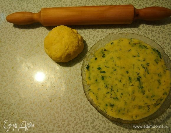 В воду кладем соль, куркуму, растопленное топленное масло, муку и вымешиваем тесто до эластичности.