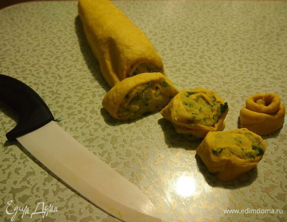 Раскатываем тесто 3мм толщиной, сверху начинку слоем, сворачиваем рулет, разрезаем на 1.5-2 см толщиной. Обжариваем на горячей сковороде на смеси топленого масла с оливковым. Можете спокойно жарить на растительном. Приятного аппетита Вам и особенно Вашим детям!