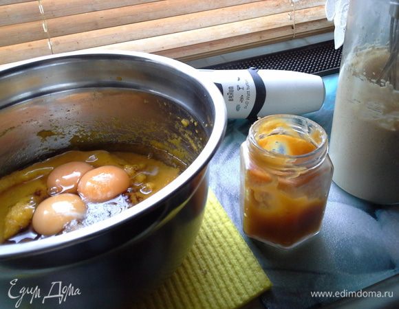 Начинка: тыкву разрезать пополам (у меня была не очень большая), завернуть в фольгу и на 1.5 часа в духовку при 200С. Ложкой достать мякоть, взбить блендером, добавить яйца и снова взбить. Затем добавить повидло (у меня яблочное с курагой, получилось очень вкусное) и муку, взбить. Добавить  в начинку крахмал, корицу, соду и взбитые сливки, хорошо взбить.
Начинка готова, займемся тестом. Форма - 26 см.