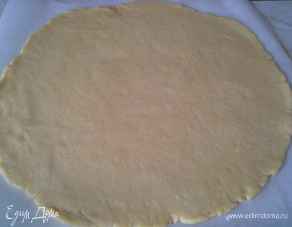 Раскатать тесто, края будут расходится, поправляйте рукой и дальше раскатывайте. Круг должен быть относительно ровным.