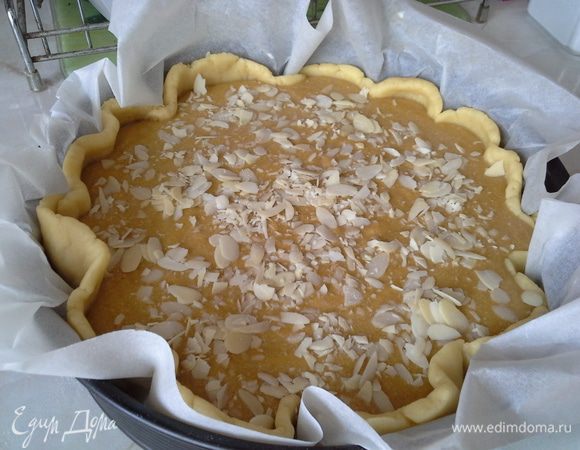 Вылить начинку, можно добавить 2 горсти миндальных лепестков сверху. 
Выпекаем в духовке 180С примерно 1 час.