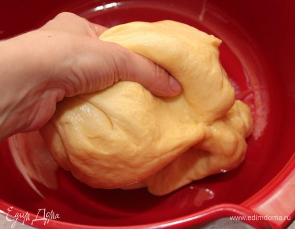 Активировать дрожжи в теплом молоке с 1 столовой ложкой сахара. Добавить яйца, соль и оставшийся сахар. Просеять муку. Замесить мягкое тесто. Сливочное масло добавить в последнюю очередь. 