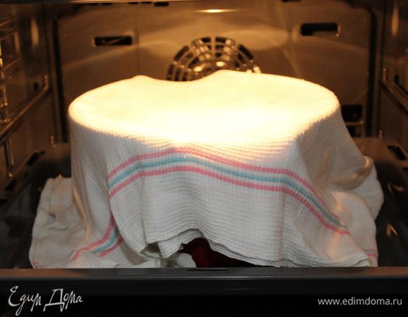 Отправить в теплое место на 1,5 часа, накрыв полотенцем смоченным в горячей воде (полотенце, разумеется отжать). 