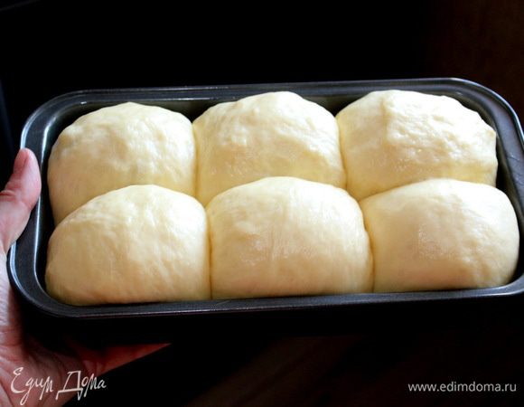 Смазанными растительным маслом руками,выложить в смазанную маслом прямоугольную форму. Оставить на 20-30 минут в теплом месте. 
