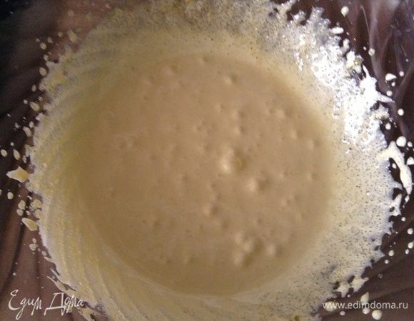 Желтки взбить с 70 гр сахара до бела.