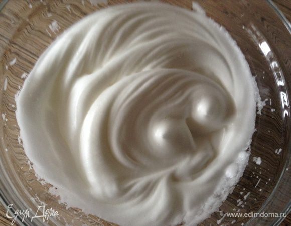 Белки взбить с 20 гр сахара до пиков.