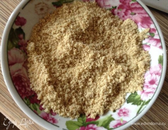 Печенье и орехи измельчить в крошку (в оригинале жареный миндаль, я брала грецкие).