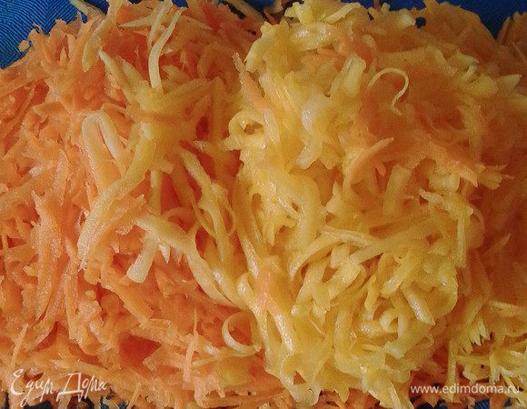 Морковь очистить и натереть на терке (можно заменить на свеклу), с тыквой поступить аналогично. Изюм промыть и залить теплой водой.