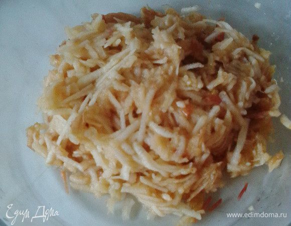 Натереть на терке яблоки (можно часть нарезать на кубики).
