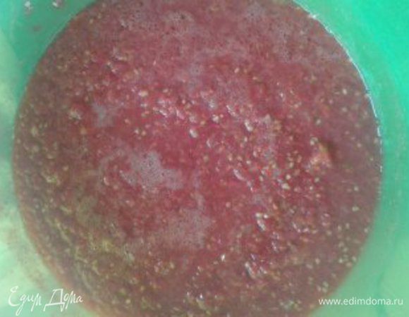 Томатный сок прокипятить со специями, уксусной эссенцией, растительным маслом, острым перцем (прокрутить через мясорубку).