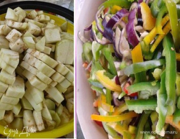 Как все закипит, добавить баклажаны кусочками и болгарский перец соломкой. Варить 25-30 минут. 