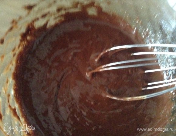 Соединить желтки с шоколадной массой.