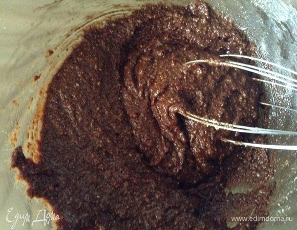 Добавить смесь печенья и орехов.