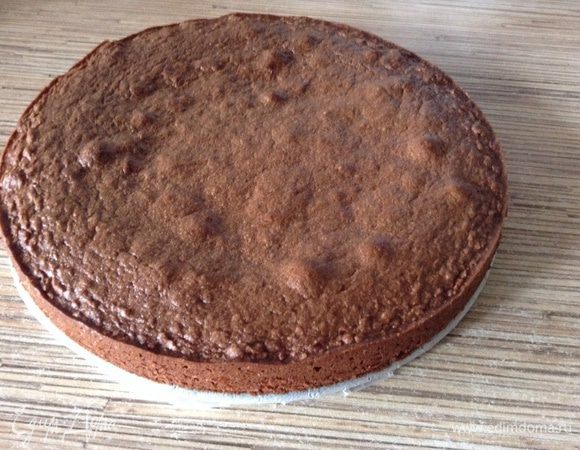 Дать остыть в форме, достать форму, приготовить для сборки, проложить пленкой и снова положить корж на дно.