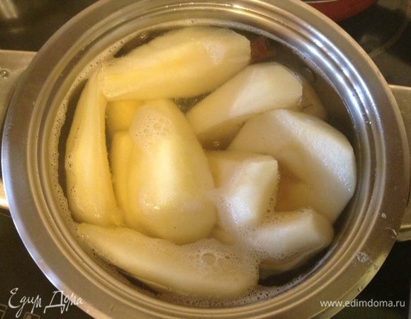 Сложить очищенную и нарезанную на четверти грушу. Варить 10 минут, достать дать остыть. Сиропом пропитать корж в форме. В оставшийся сироп я добавила 4 ломтика лимона и кружек натертого имбиря и охладила, затем добавила 2 л воды и получился вкуснейший лимонад.