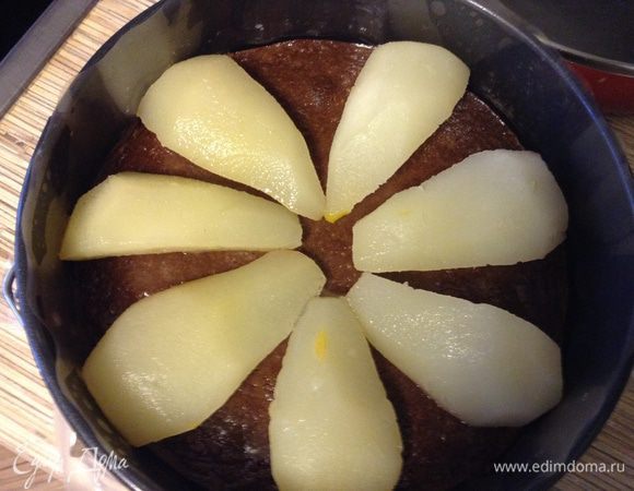 Груши выложить поверх коржа.