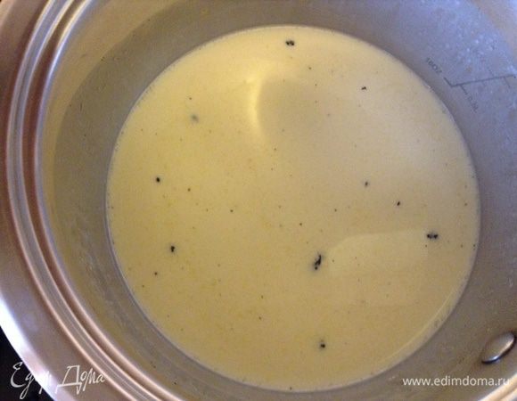 Панна котта: в сотейник сложить 100 гр сливок (в оригинальном рецепте 250 - это очень много, при соединении со вбитыми мусс был жидким и просто вытекал из формы), сахар и ваниль довести до кипения, но не кипятить. Снять с огня, дать немного остыть, добавить ранее замоченный желатин.